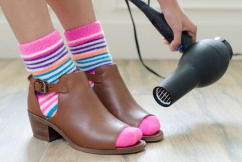 Il calore dell'asciugacapelli aiuta a modellare le scarpe e a prevenire il mal di piedi