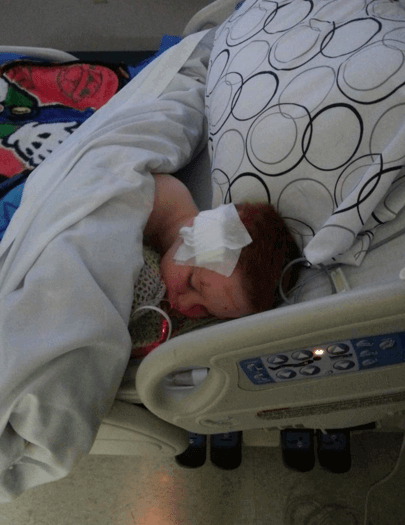 bambino in ospedale con cicatrice