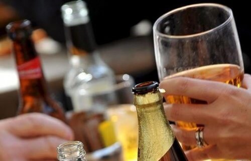persone che bevono birra