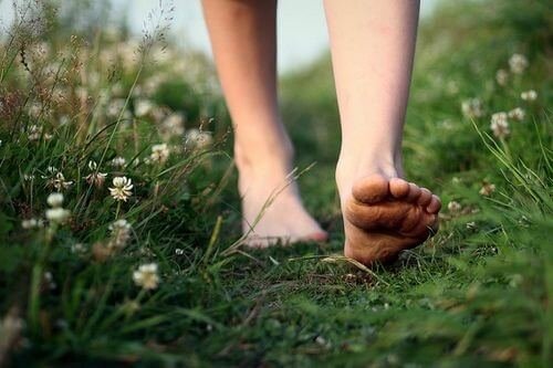 donna-a-piedi-nudi-che-cammina
