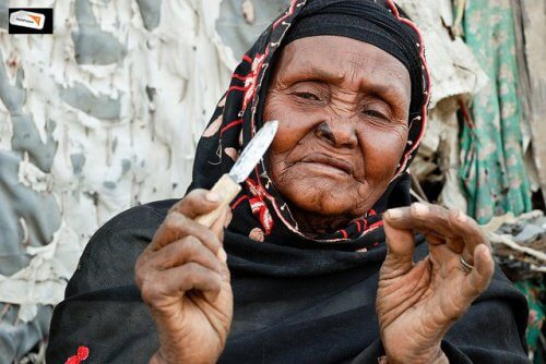 donna-africana-che-pratica-mutilazione-genitale-femminile