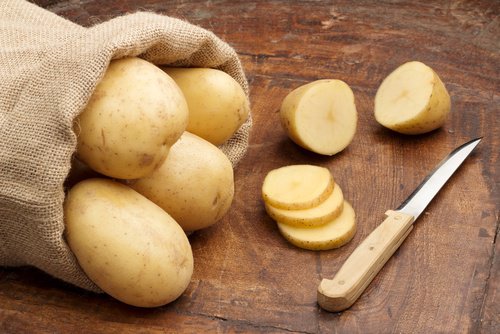 patate crude per lucidare le padelle