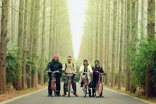 famiglia in bicicletta marito