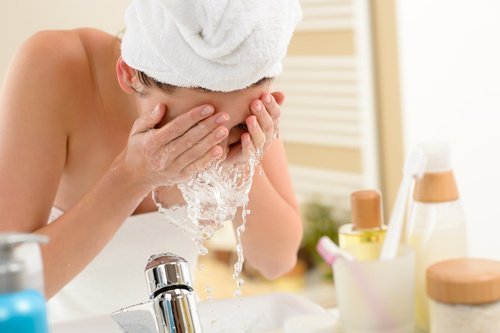 Lavare il viso dal trucco