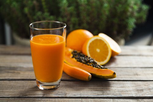 Frullato di papaia e arancia contro i dolori dell'artrite reumatoide