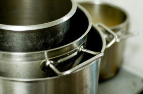Pulire le pentole con i fogli di alluminio