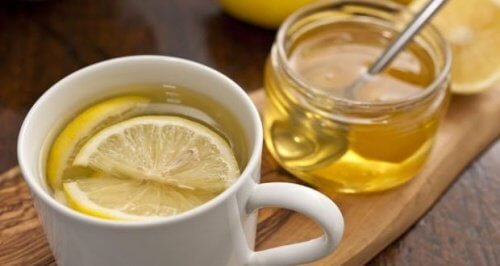Tazza con tisana al limone e miele