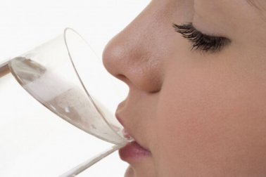 Non bere acqua a sufficienza: quali conseguenze?
