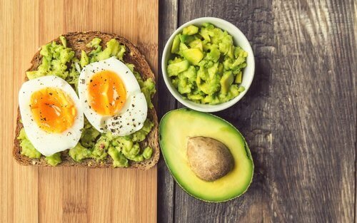 pane-tostato-con-avocado-e-uova