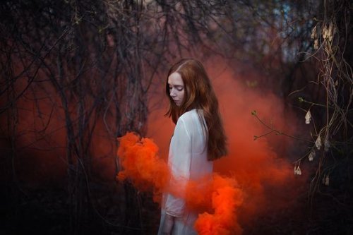 Ragazza avvolta da una nube rossa