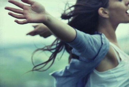 ragazza-con-le-braccia-aperte