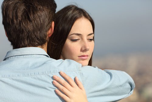 ragazza-ferita-abbraccia-il-fidanzato