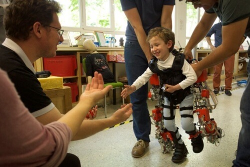 L'esoscheletro che permette ai bambini paraplegici di camminare