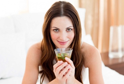 donna-che-beve-limonata-al-te-verde