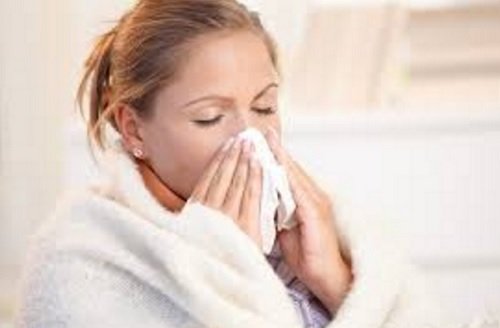 Donna con raffreddore