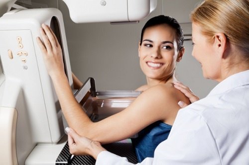 Donna che fa una mammografia