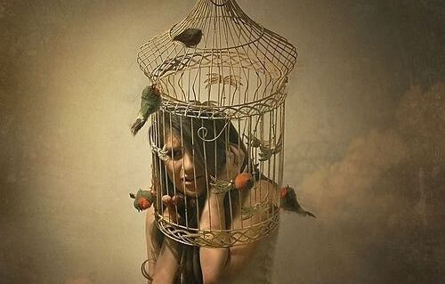 donna-dentro-una-gabbia