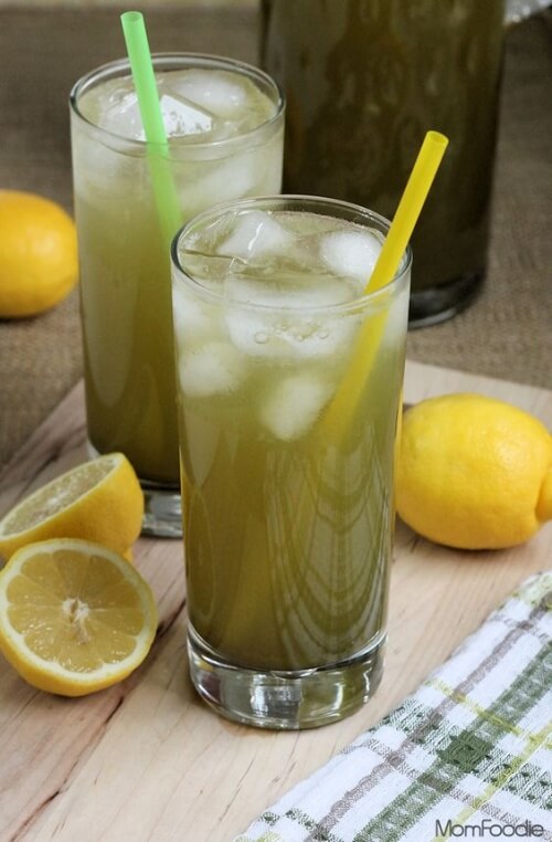 due-bicchieri-di-limonata-al-te-verde