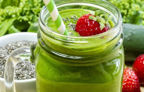 frullato-ricco-di-magnesio-con-fragole-e-avocado