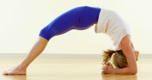 5 posizioni yoga per alleviare ansia e stress