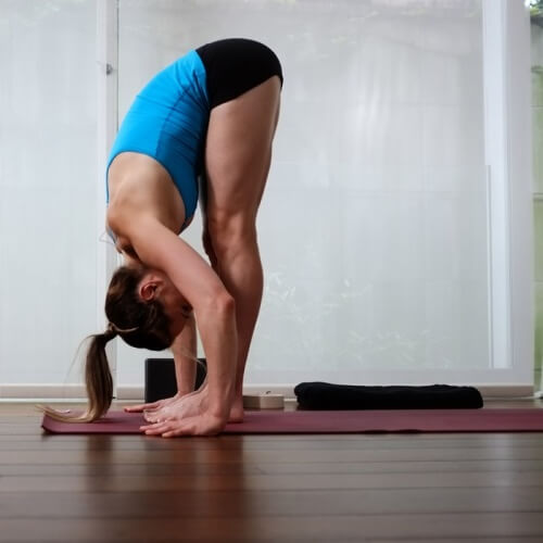 posizione yoga uttanasana