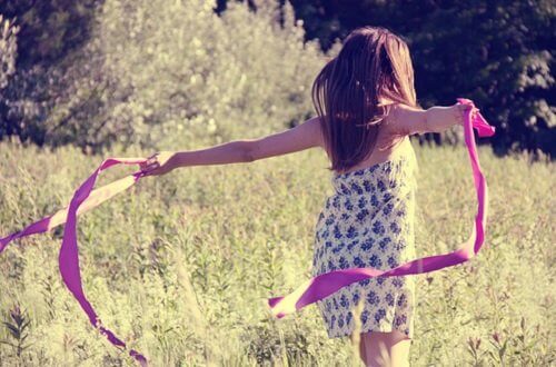 ragazza-a-braccia-aperte-e-nastro-viola