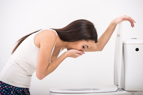 Ragazza con nausea