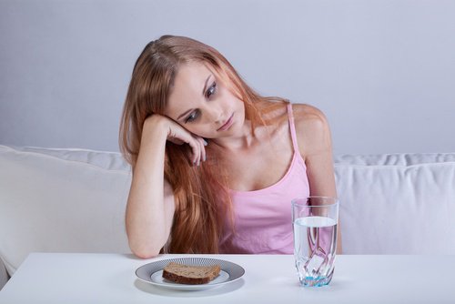 Donna con pane e acqua