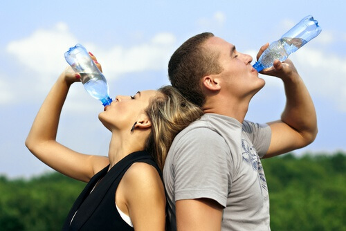 ragazzi-che-bevono-acqua