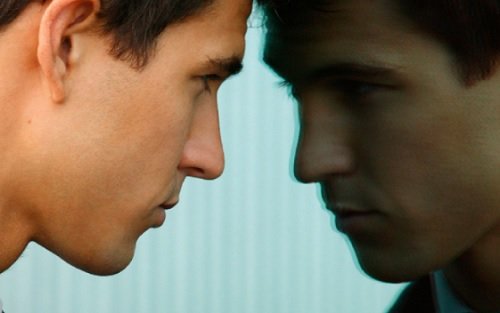 uomo-guarda-il-suo-riflesso