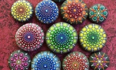 Arteterapia con i sassi per alleviare lo stress