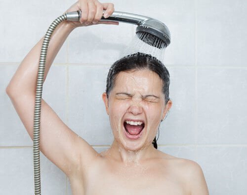 Donna si fa una doccia
