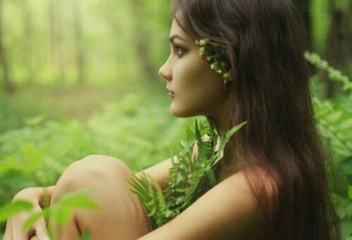 Ragazza immersa nella natura