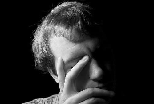 Uomo con mal di testa