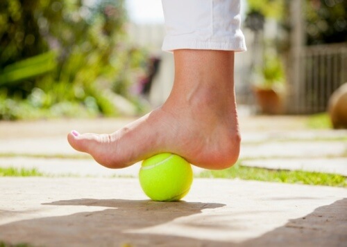 Alleviare la fascite plantare con una pallina da tennis