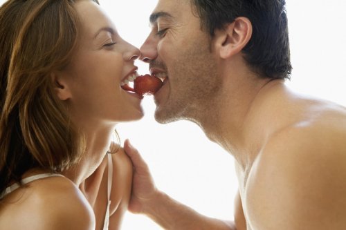 coppia-che-mangia-una-fragola