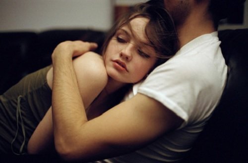 coppia-che-si-abbraccia