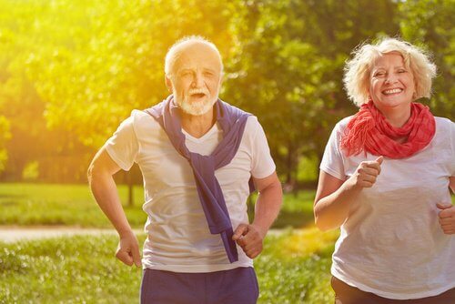 Coppia che fa sport per prevenire incontinenza urinaria femminile e maschile