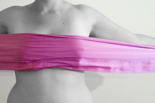 donna-con-fascia-sul-seno