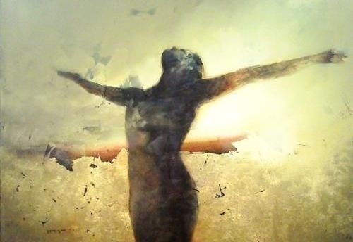 Donna con le braccia aperte