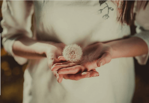 ragazza con fiore in mano