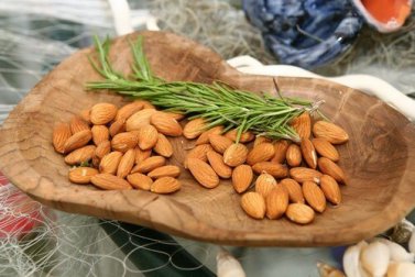 Pulizia del viso con mandorle e acqua di rosmarino