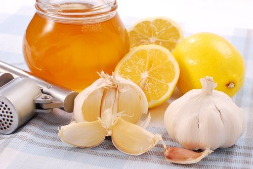 Miele all’aglio e limone per aumentare le difese