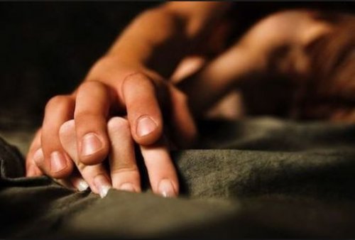 sesso-mani-intrecciate