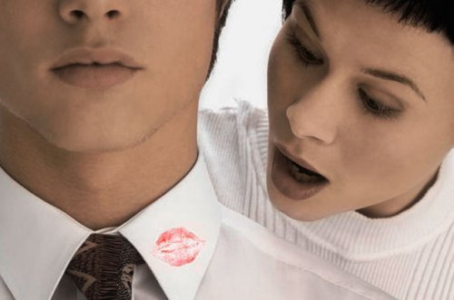 uomo-con-camicia-sporca-di-rossetto