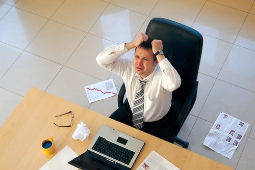 uomo-in-ufficio-stressato