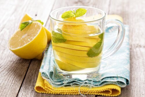 Acqua e limone tra le bevande che aiutano a perdere peso