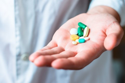 Mano con farmaci