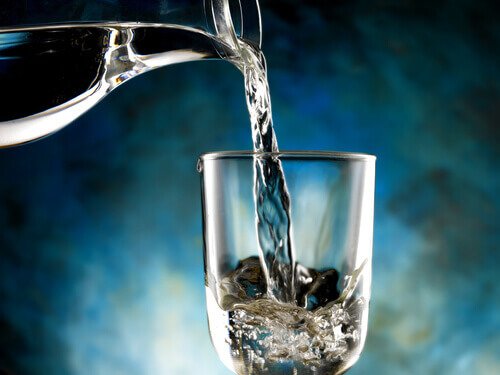 Bere acqua per drenare i liquidi in eccesso