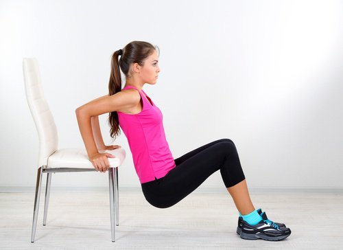 allenarsi in casa con le sedie